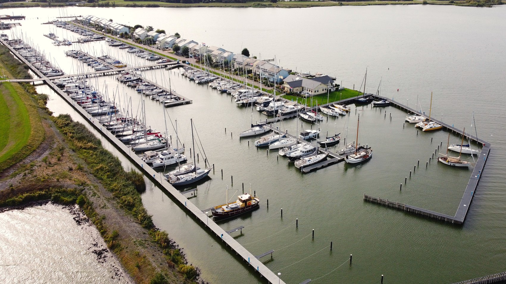 Zonsondergang boven de jachthaven