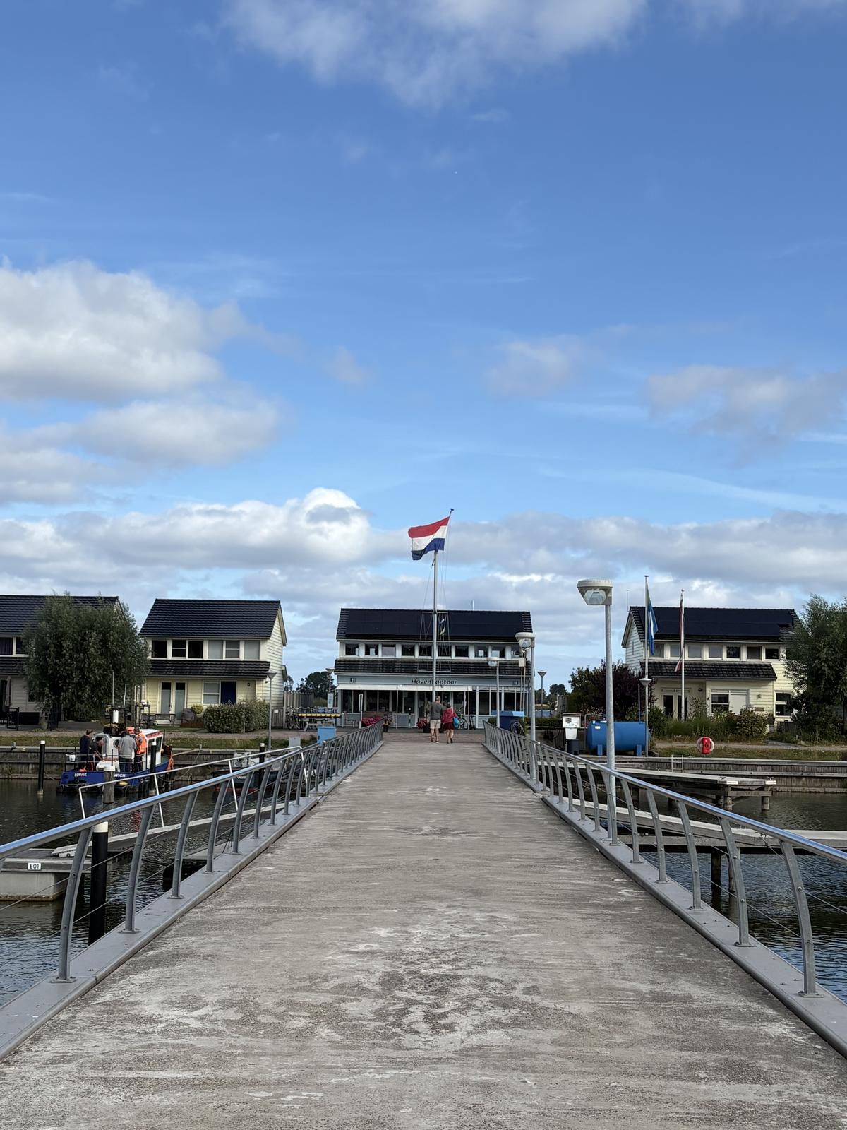 Loopbrug naar het havenkantoor